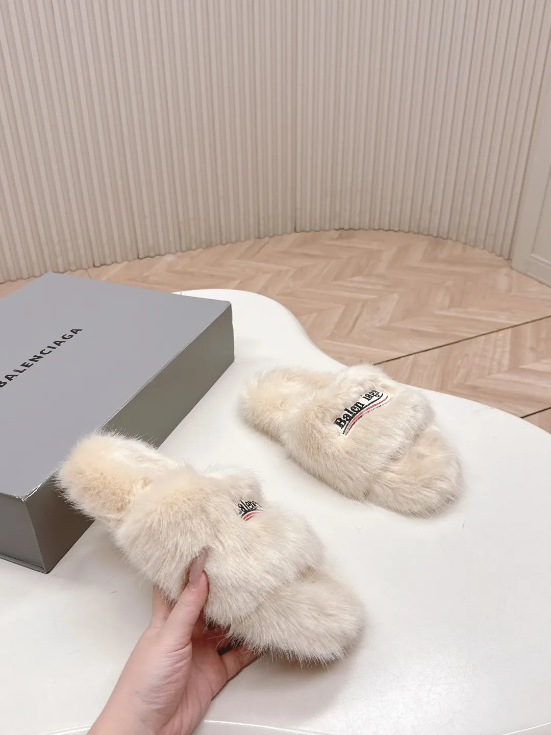 👟👟Ex-factory price 480👟👟 Balenciaga 2025 new color furry slippers. This furry slipper is really irresistible. It’s so cool and versatile~ The upper foot is super invincible, good-looking and comfortable. Fabric: Imported wool, soft and comfortable. Lining: original special material. Sole: original outsole. Size: 36-40.